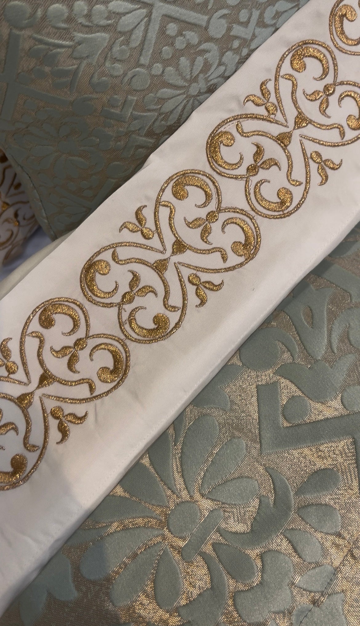 Couvre-lit de Luxe 8 Pièces ✨ – Élégance & Finitions Brodées 🌿