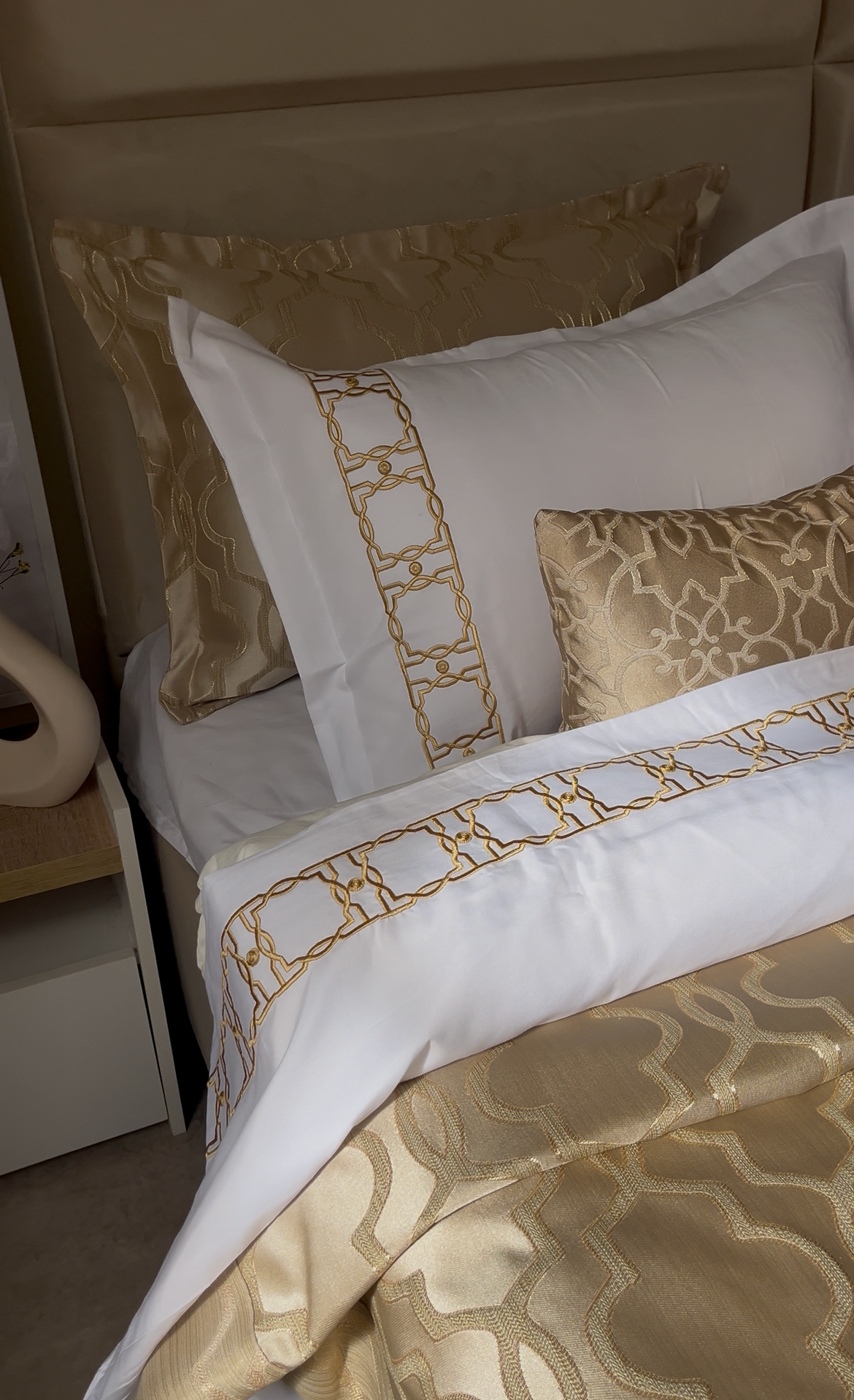 Couvre-lit de Luxe 8 Pièces ✨ – Élégance & Finitions Brodées 🌿