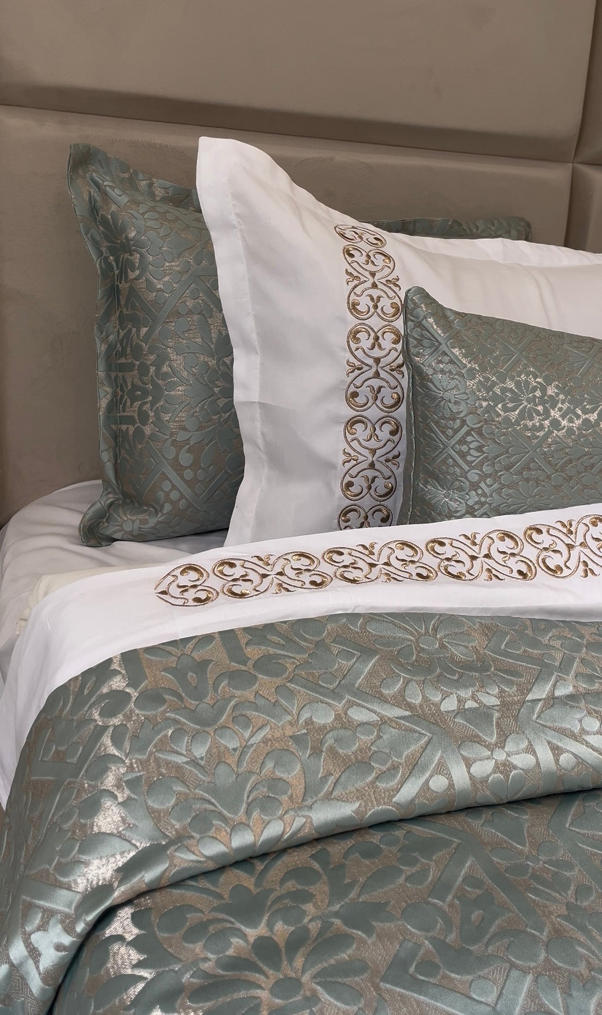 Couvre-lit de Luxe 8 Pièces ✨ – Élégance & Finitions Brodées 🌿