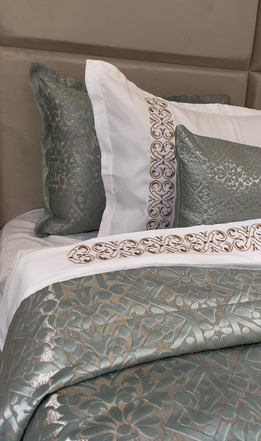 Couvre-lit de Luxe 8 Pièces ✨ – Élégance & Finitions Brodées 🌿