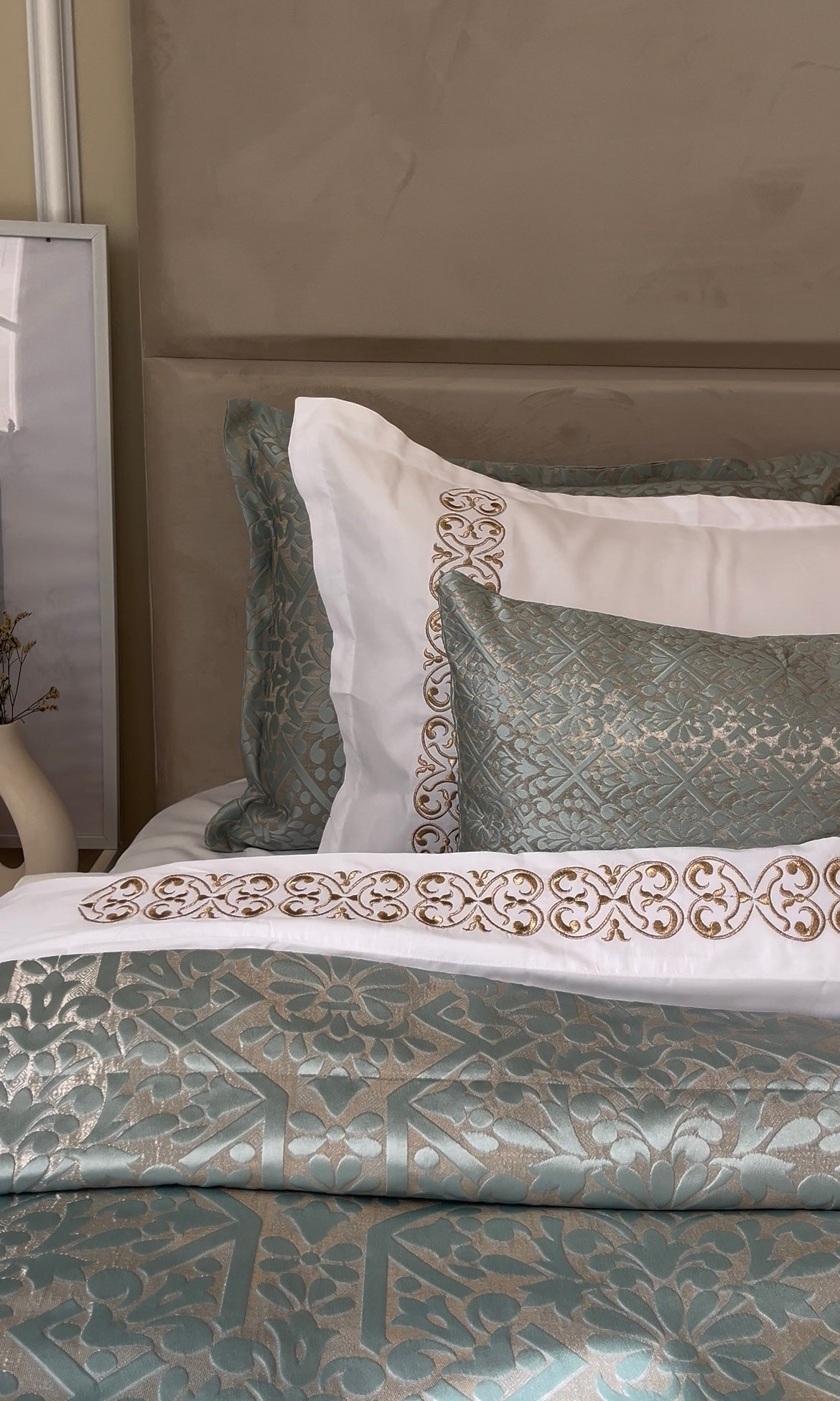 Couvre-lit de Luxe 8 Pièces ✨ – Élégance & Finitions Brodées 🌿