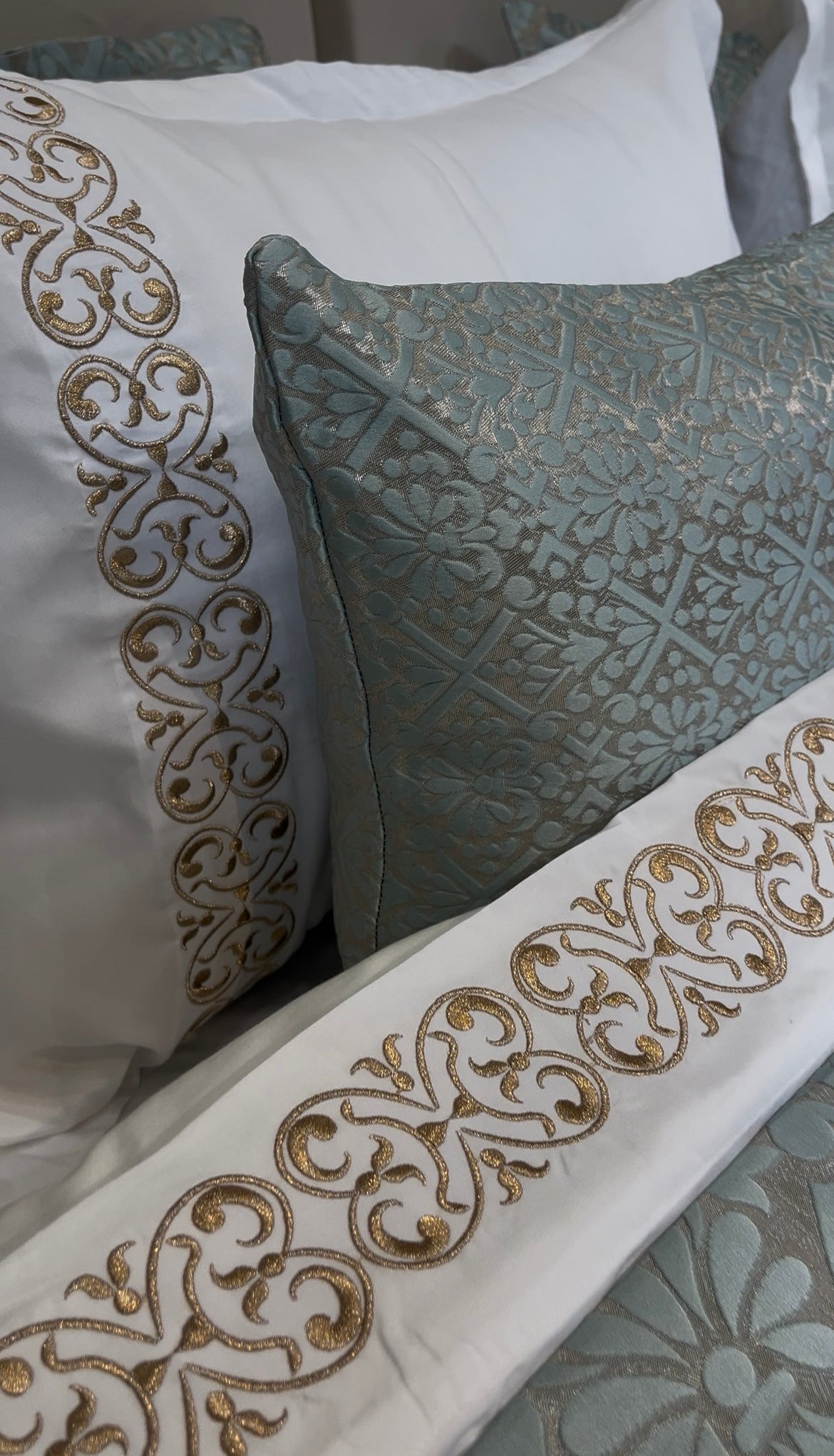 Couvre-lit de Luxe 8 Pièces ✨ – Élégance & Finitions Brodées 🌿