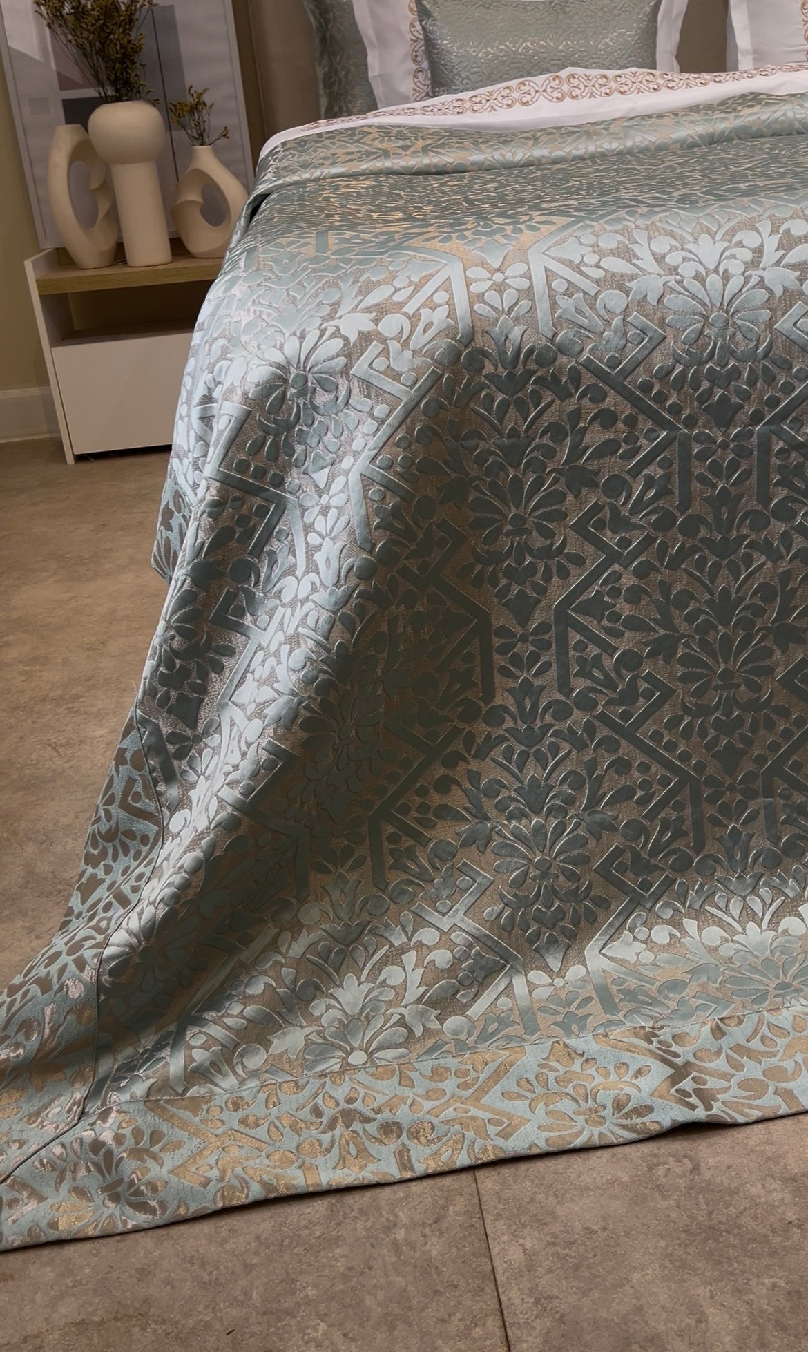 Couvre-lit de Luxe 8 Pièces ✨ – Élégance & Finitions Brodées 🌿