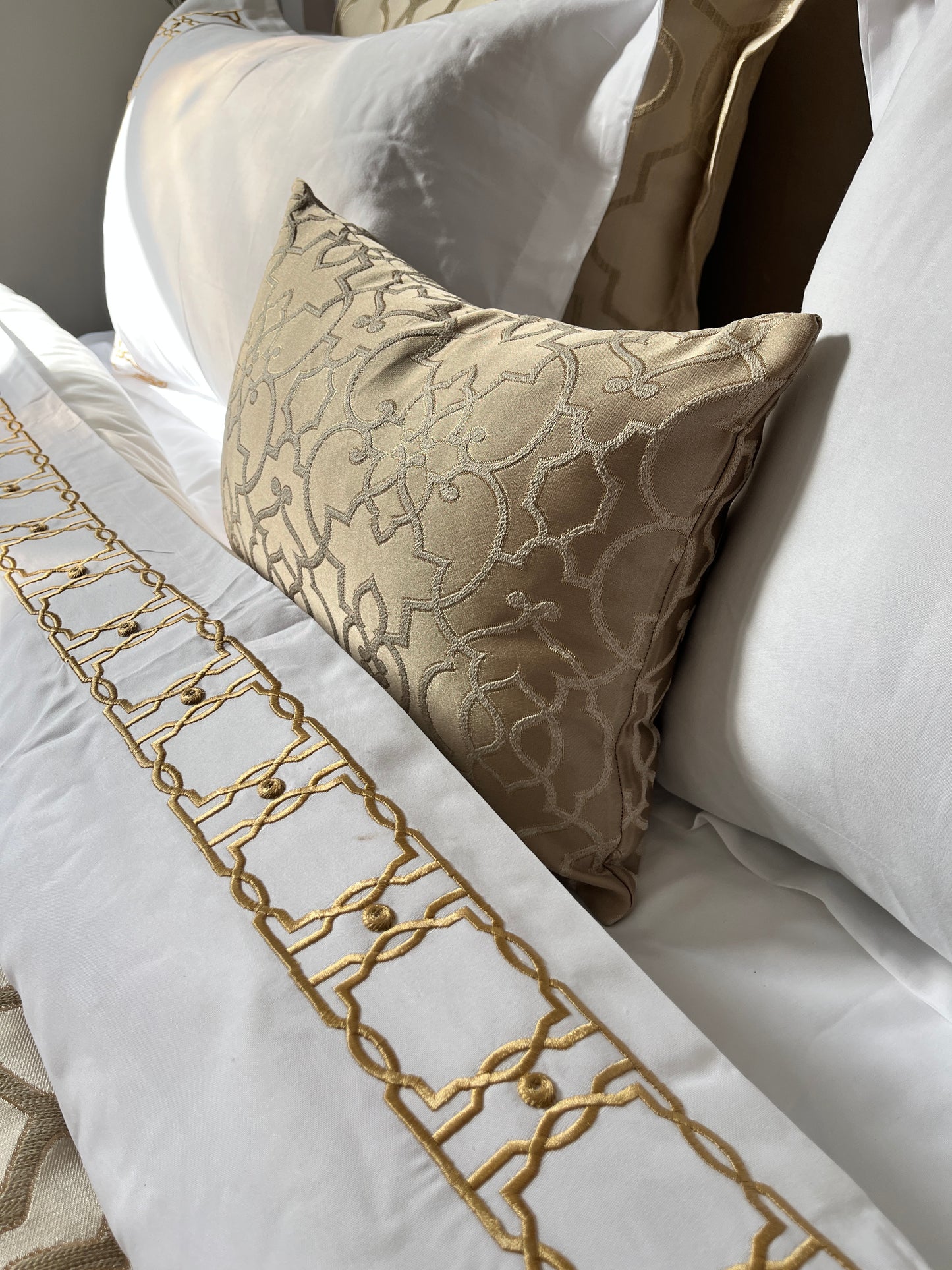 Couvre-lit de Luxe 8 Pièces ✨ – Élégance & Finitions Brodées 🌿