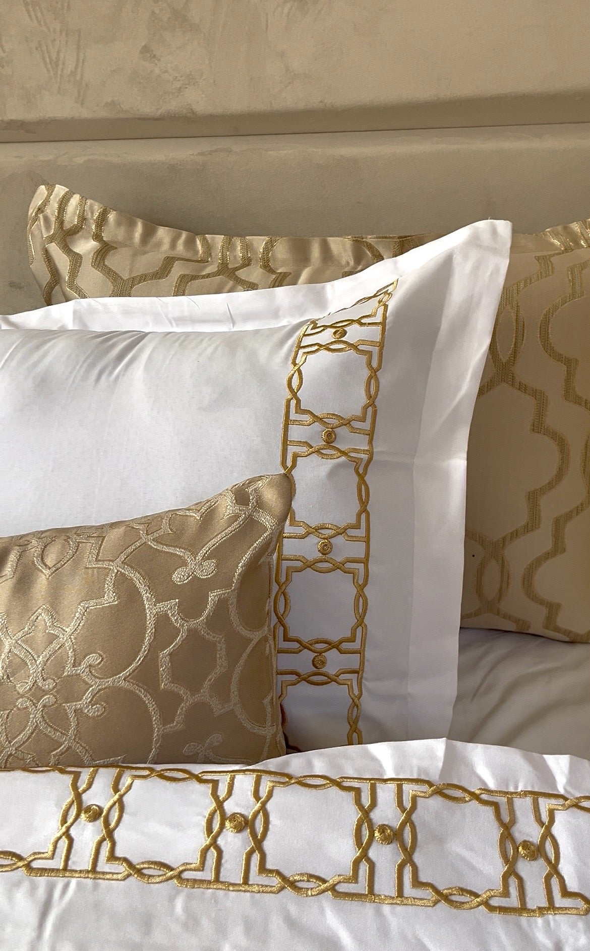 Couvre-lit de Luxe 8 Pièces ✨ – Élégance & Finitions Brodées 🌿