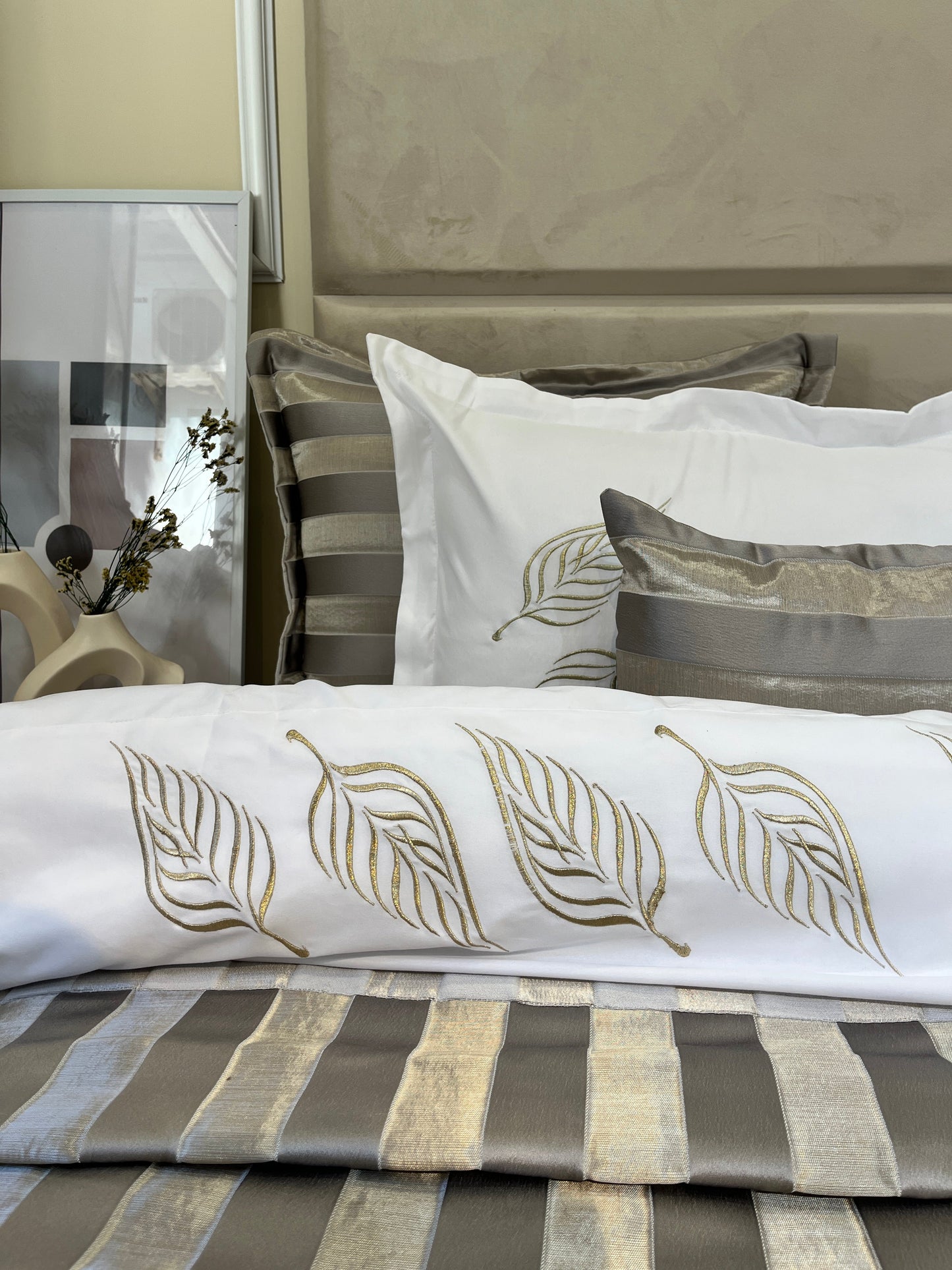 Ensemble Couvre-lit 7 Pièces Elegancia – Brocart Raffiné et Broderies Dorées