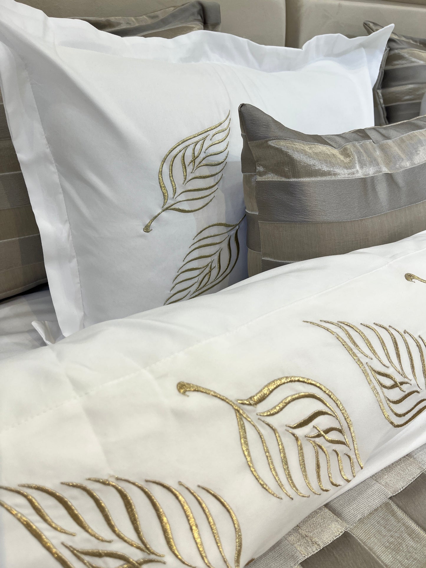 Ensemble Couvre-lit 7 Pièces Elegancia – Brocart Raffiné et Broderies Dorées
