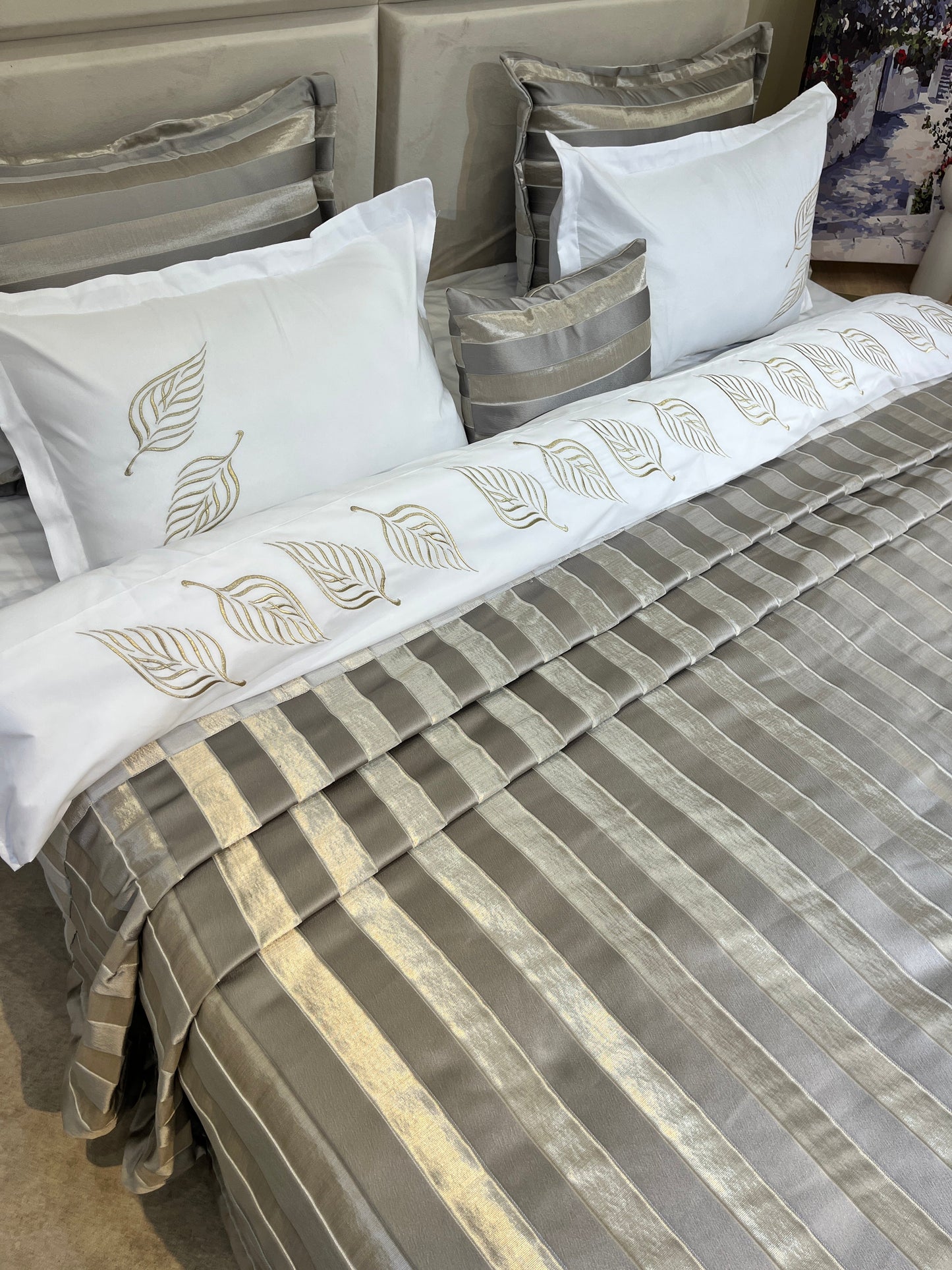 Ensemble Couvre-lit 7 Pièces Elegancia – Brocart Raffiné et Broderies Dorées