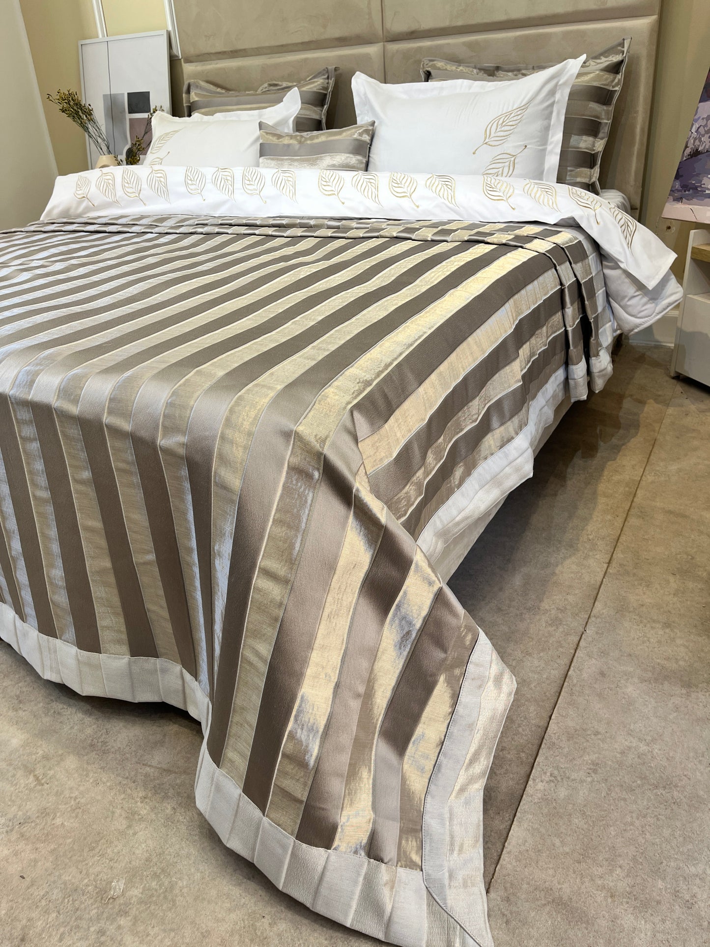 Ensemble Couvre-lit 7 Pièces Elegancia – Brocart Raffiné et Broderies Dorées