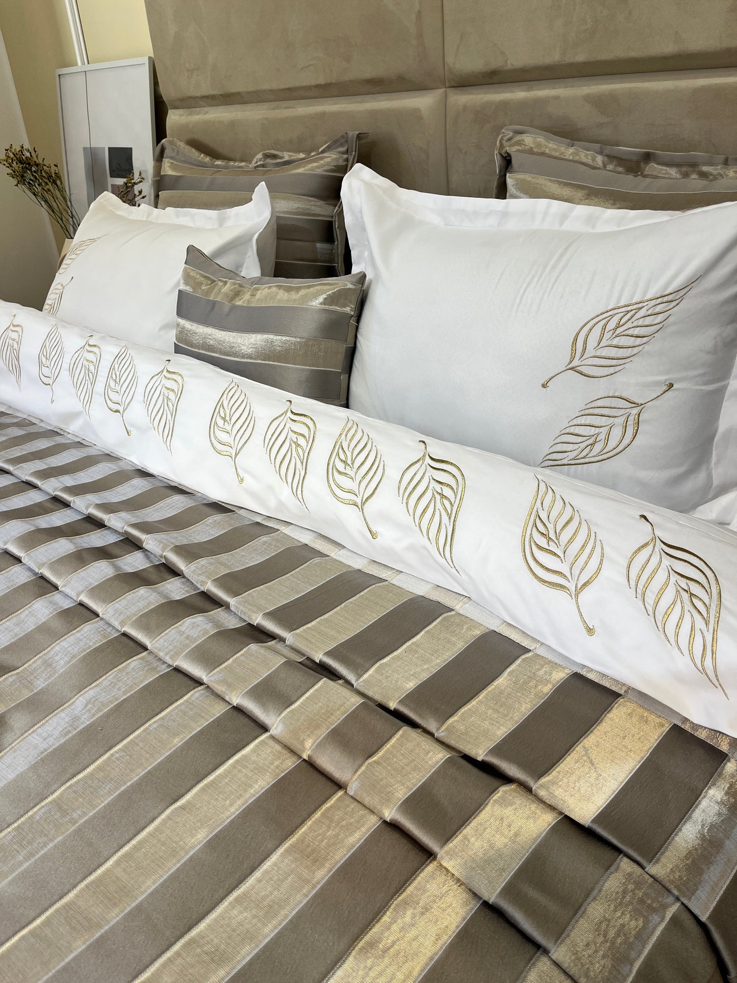 Ensemble Couvre-lit 7 Pièces Elegancia – Brocart Raffiné et Broderies Dorées
